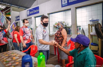 Após alagamentos, Fábio Novo conversa com feirantes no Mercado da Piçarra