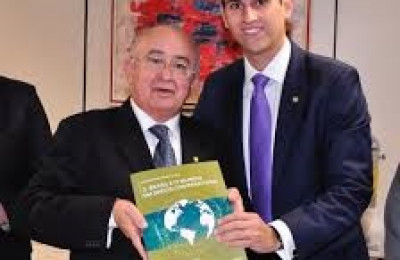 Deputado lança segunda edição de livro em Brasília