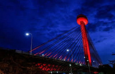 Ponte Estaiada ganha iluminação especial para o Dezembro Vermelho