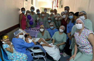Internada na UTI, paciente ganha festa de 15 anos no Hospital Infantil