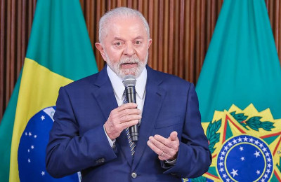 Lula assina o decreto reajustando o valor do salário-mínimo para R$ 1.412