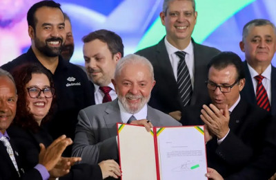Lula assina projeto que regulamenta o trabalho de motorista de aplicativo no Brasil