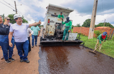 Rafael Fonteles inspeciona as obras de recuperação da rodovia em Lagoa do Sítio
