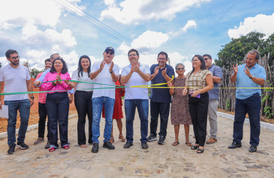 Em Lagoinha do Piauí, governador inaugura obras e entrega 154 títulos de posse