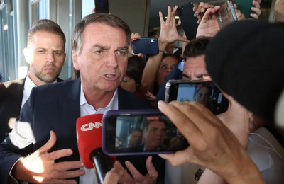 Polícia Federal apreende passaporte do ex-presidente Jair Bolsonaro em operação