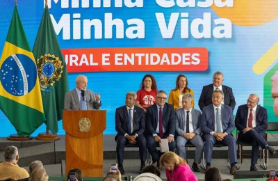 Lula anuncia construção de 112,5 mil casas para área rural e movimentos por moradia