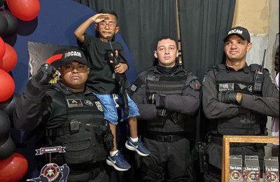 Policiais fazem surpresa em aniversário de criança com deficiência visual fã da Rocam