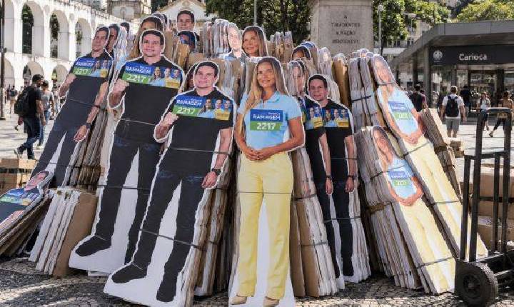 A candidata de papelão abandonou o emprego como o 