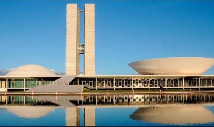 A PEC da farsa política