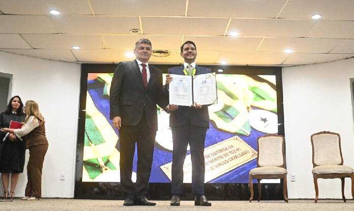 Advogado-geral da União, ministro Jorge Messias, recebe colar e o diploma de mérito no TCE-PI