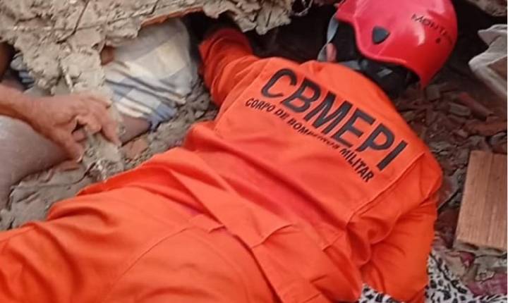 Bombeiros resgatam criança e adolescentes com vida após desabamento em Barras