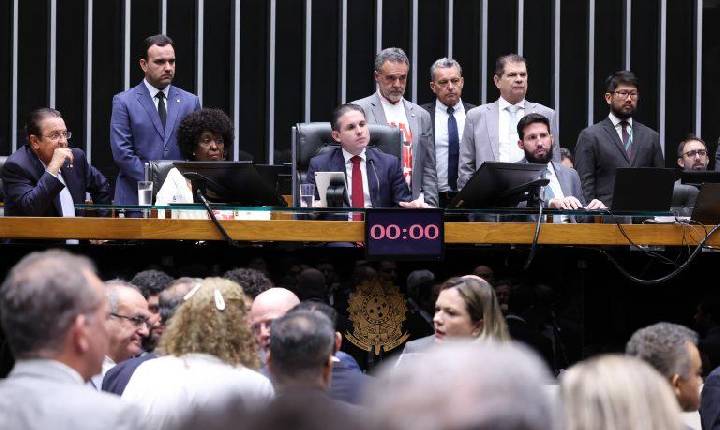 Câmara aprova fim da escala 6x1 com jornada máxima de 40 horas semanais