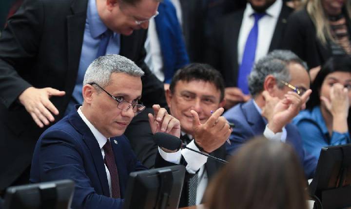 Câmara dos Deputados aprova suspensão de ação no Supremo contra Gustavo Gayer por vários crimes
