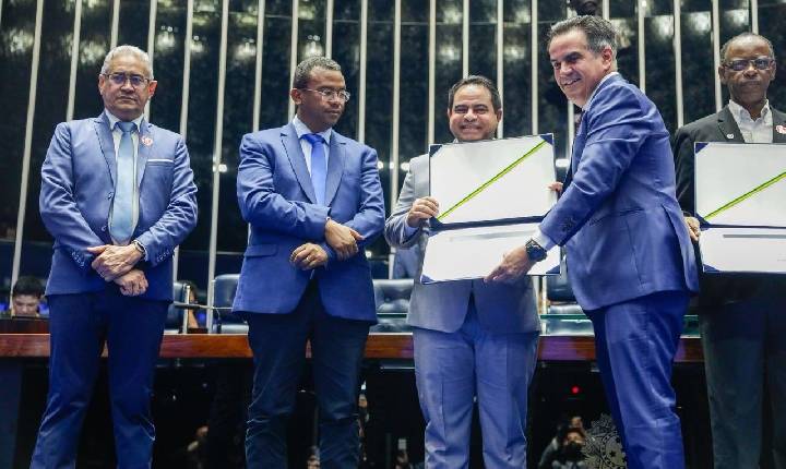 Ciro homenageia 90 anos de atuação da Assembleia de Deus no Piauí