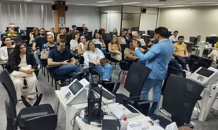 Comissão de Auditoria da Votação treina turma de colaboradoras e colaboradores