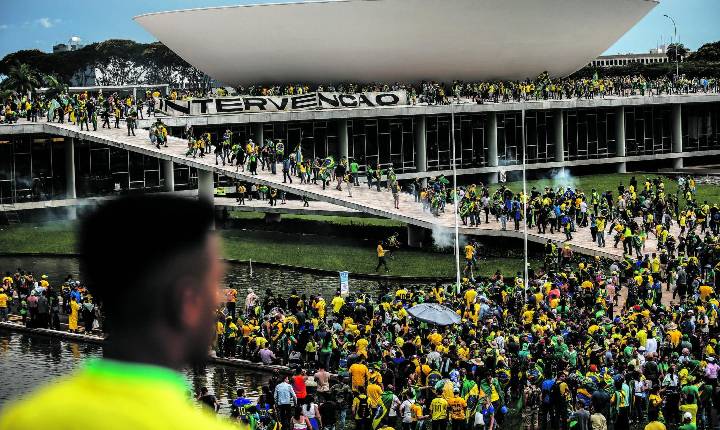 Congresso derruba veto de Lula e reduz pena de golpistas