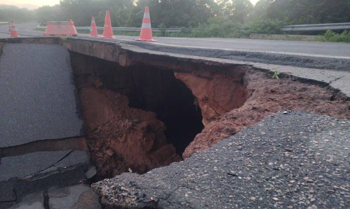 Cratera interdita totalmente a rodovia BR-343 próximo a Bom Princípio