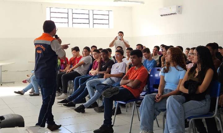 Defesa Civil leva formação sobre prevenção de riscos e primeiros socorros a estudantes