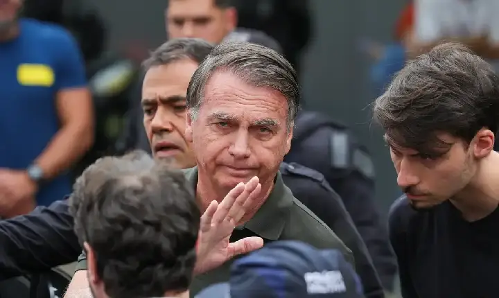 Delegado pede ao STF para ouvir Bolsonaro sobre arma apreendida