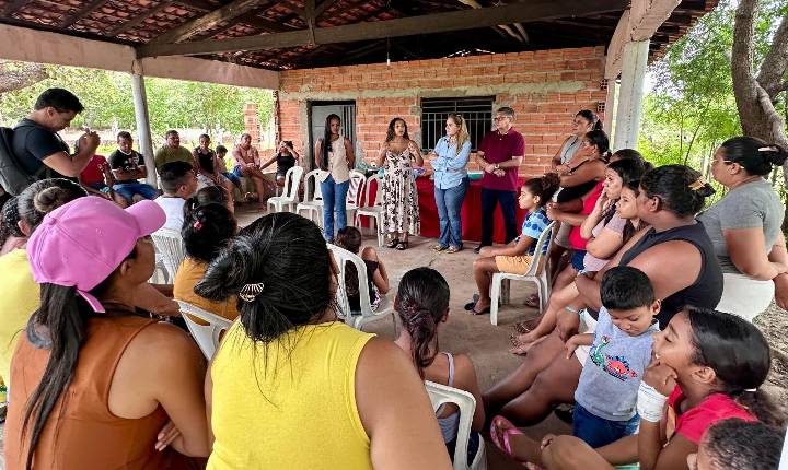 Deputada Simone apresenta obra de quadra esportiva e academia de saúde