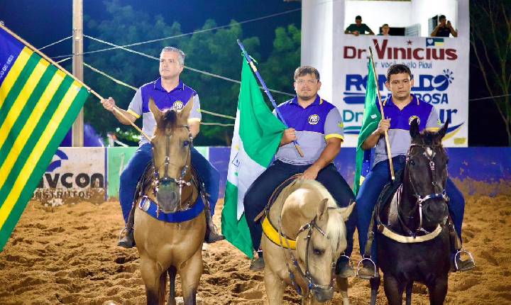 Deputado Dr. Vinicius entrega reforma de Parque de Vaquejada em Elesbão Veloso