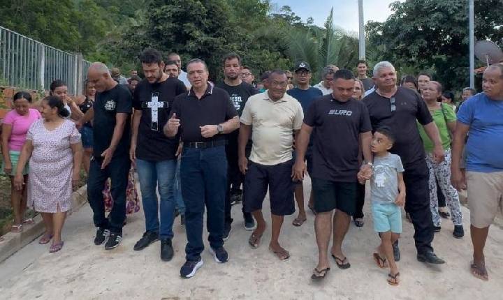 Deputado Gessivaldo entrega calçamento na via principal da Santa Teresa