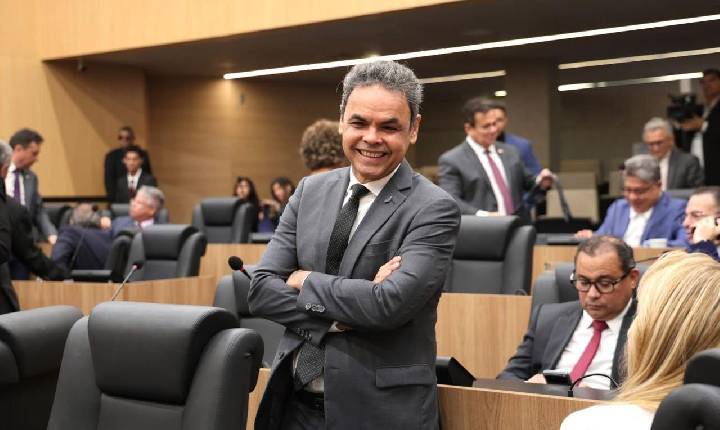 Deputado Gil Carlos propõe ampliação do ensino sobre o Piauí na educação básica