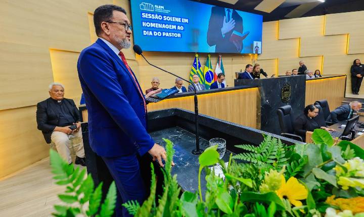 Deputados e secretário de Governo agradecem aos pastores em solenidade na Alepi