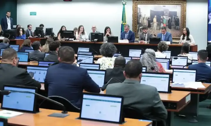 Deputados votam redução da maioridade penal de 18 para 16 anos
