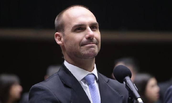 Eduardo Bolsonaro repete mentira de Flávio sobre urnas eletrônicas