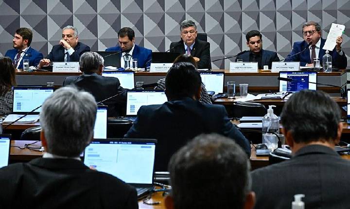 Ex-presidente de associação se cala na CPMI do INSS e parlamentares ameaçam prisão