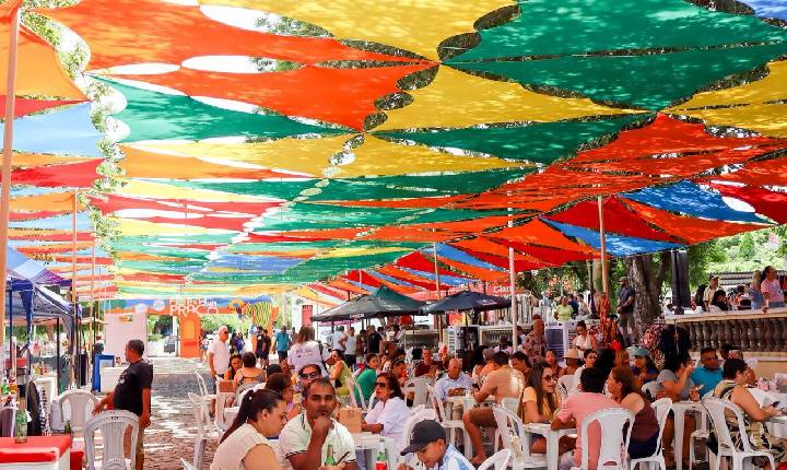 Feira na Praça terá pagode e ação de conscientização do Maio Roxo na Praça Pedro II