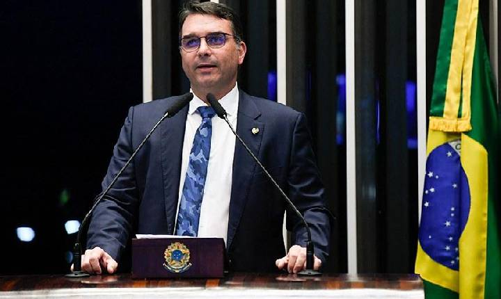 Flávio Bolsonaro aciona o Supremo contra xingamentos de André Janones