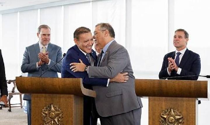 Flávio Dino toma posse como ministro substituto do TSE