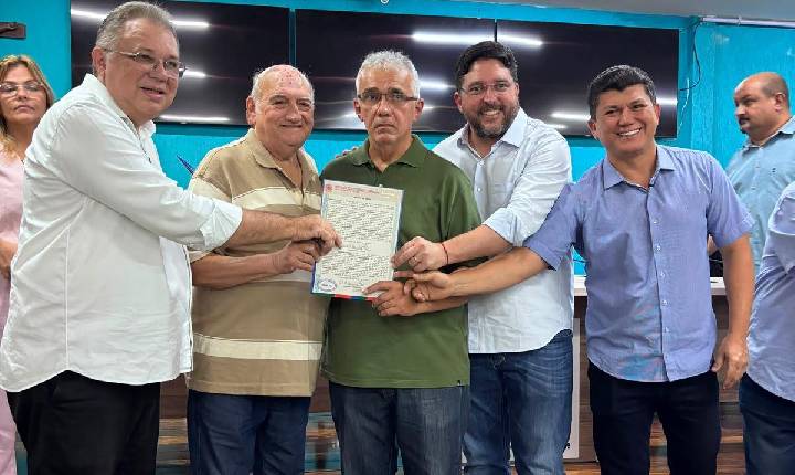 Florentino Neto participa da entrega de títulos definitivos de propriedade para famílias de Parnaíba