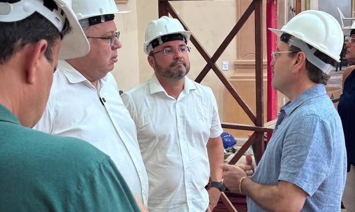 Florentino Neto visita obras de restauração da Catedral de Parnaíba