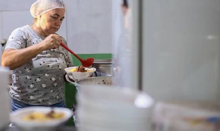 Fome cai mais de 70% entre mulheres, pessoas negras e crianças