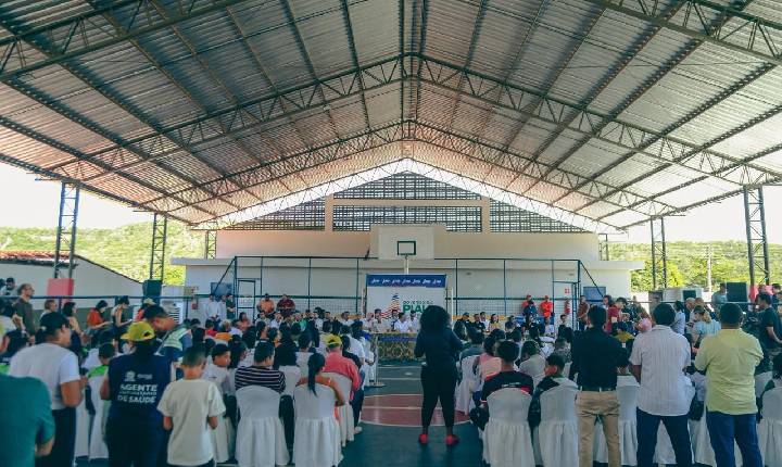 Governador inaugura quadra e anuncia R$ 2,6 milhões em obras em Antônio Almeida