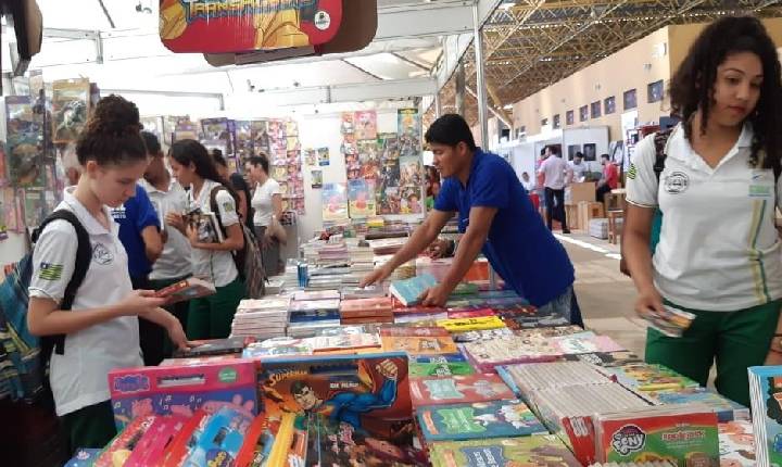 Governador visita 24º Salão do Livro do Piauí (Salipi) na tarde desta terça-feira (9)