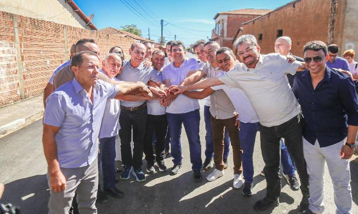 Governador vistoria obras de asfaltamento no município de Avelino Lopes