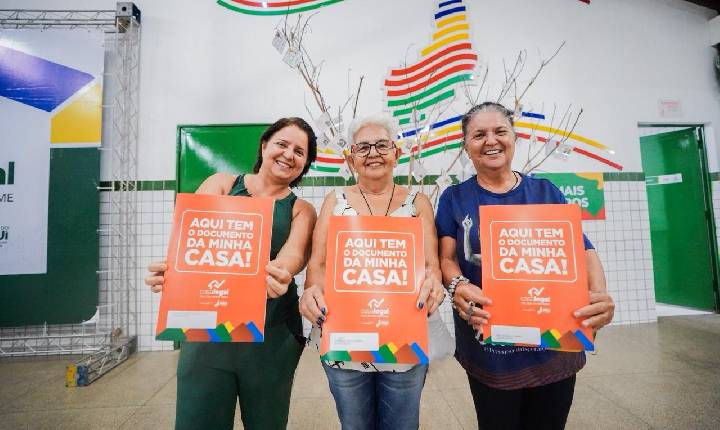 Governo do Piauí entrega mais de mil registros de imóveis em Teresina