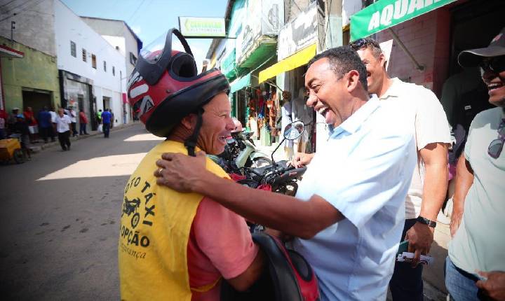 Joel Rodrigues e Margarete visitam o mercado de São Raimundo Nonato