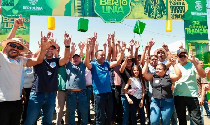 Joel Rodrigues é recebido por multidão na Festa do Vaqueiro em Bertolínia