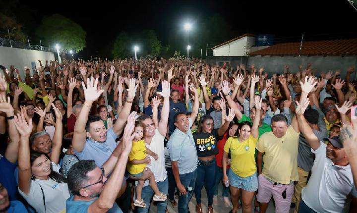 Joel Rodrigues segue em pré-campanha e reúne multidão na cidade de Curimatá