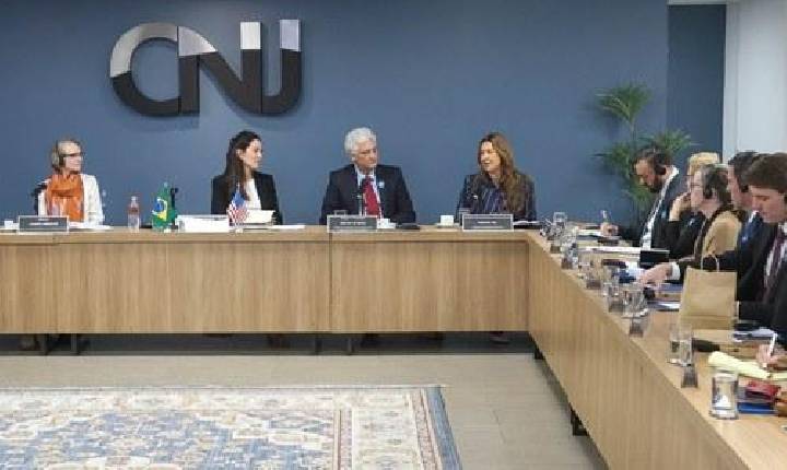 Justiça Eleitoral brasileira é apresentada a delegação estrangeira