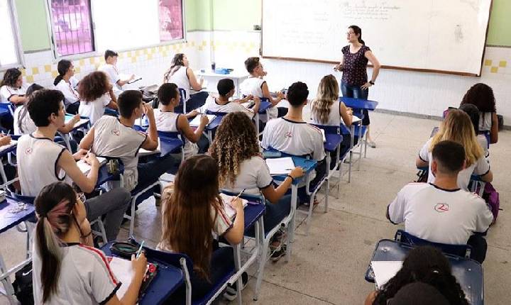 Lei garante licença remunerada para pós-graduação de professores da rede pública