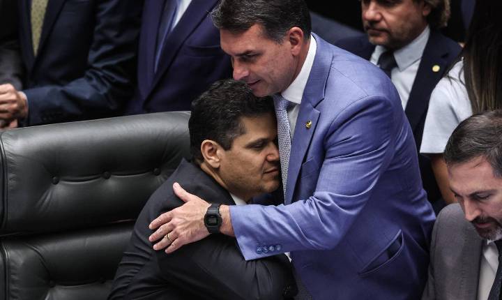 Alcolumbre manobra para atrasar a tramitação da PEC do fim da escala 6x1 no Senado