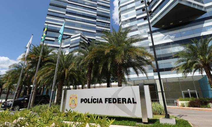 Moraes manda Exército entregar armas registradas em nome de Bolsonaro