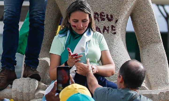 Moraes rejeita revisar pena de Débora do Batom, condenada pelo 8 de janeiro