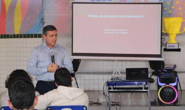 MPT participa de palestra sobre trabalho escravo contemporâneo em escola da zona Sul de Teresina